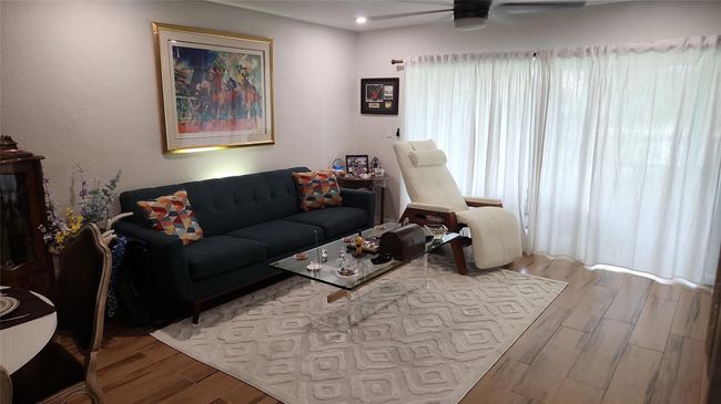 Couch TV-Living Room | Image 10
