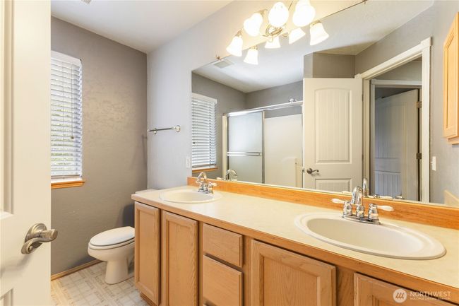 Upstairs hall bath | Image 26