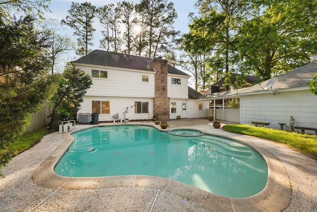 Enjoy a beautiful backyard with a pool! | Image 37