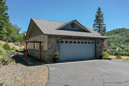 24 Quail Run Dr, Shady Cove, OR, 97539-8703 | Card Image