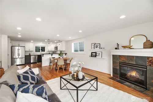 b-9217 Roosevelt Way Ne, Seattle, WA, 98115-2841 | Card Image