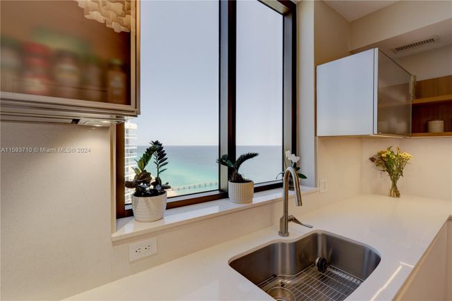 2602 - 16275 Collins Ave, Condo with 2 bedrooms, 2 bathrooms and null parking in Sunny Isles Beach FL | Image 3