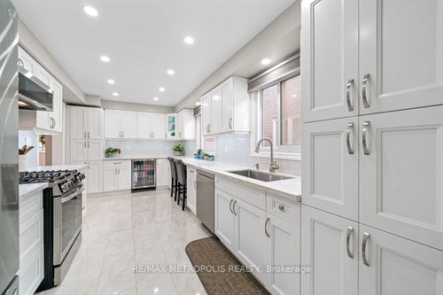 39 Hewitt Cres, Ajax, ON, L1S7A6 | Card Image