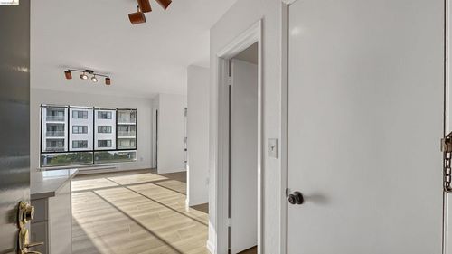 f331-4 Anchor Dr, Emeryville, CA, 94608-1557 | Card Image