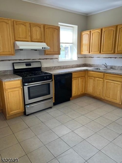 3r-75 Pine St, Montclair, NJ, 07042-4836 | Card Image