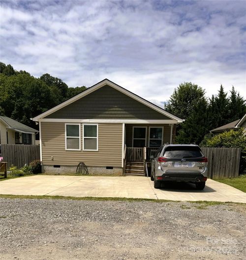 9 Half Moon Dr, Swannanoa, NC, 28778-8318 | Card Image