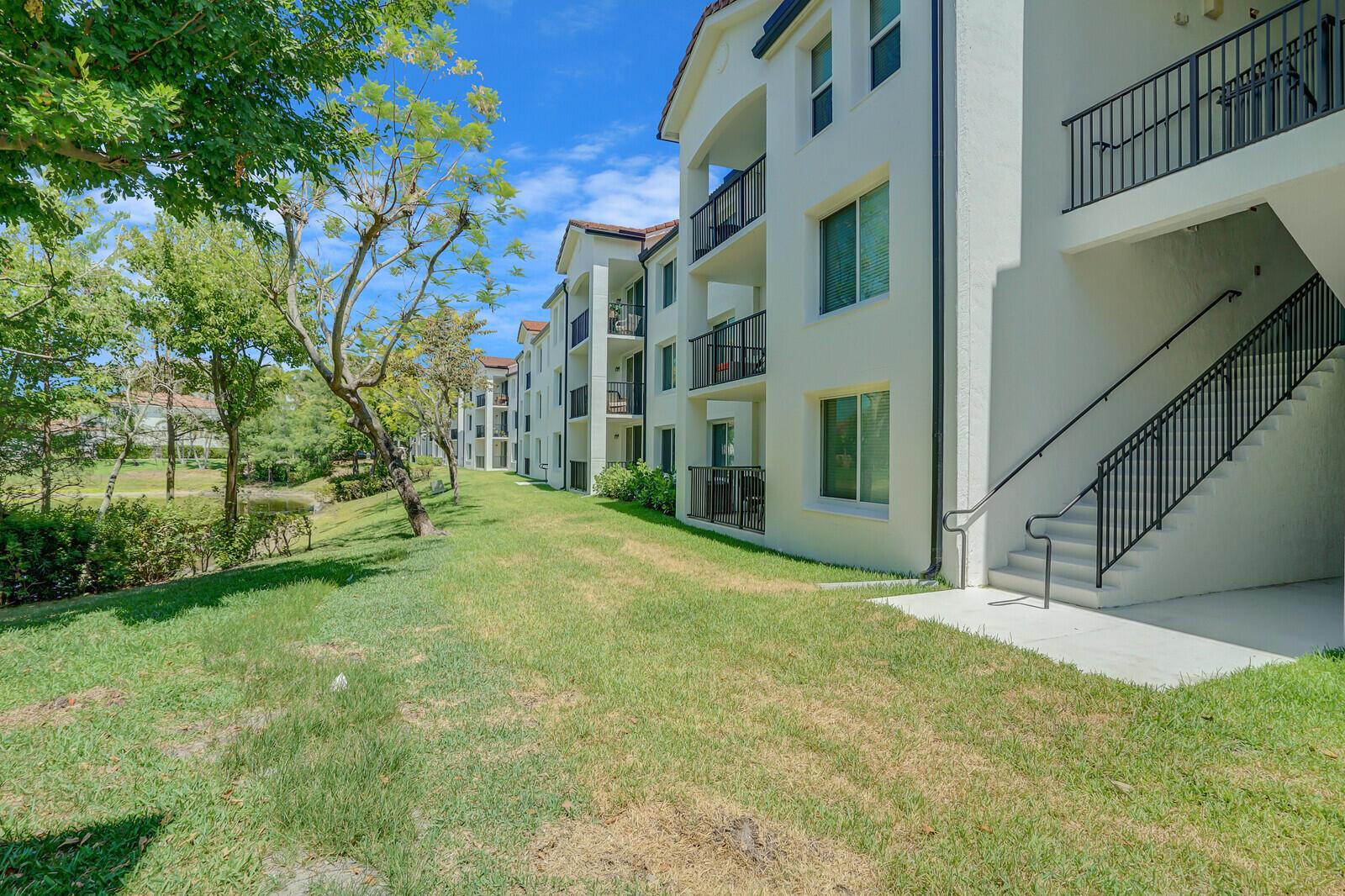 Villa Cir, Boynton Beach, FL 33435