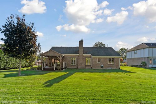 19695 Sussex Ave, Livonia, MI, 48152-4011 | Card Image
