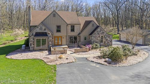 1631 Mystic Hills Dr, Milford, MI, 48380-4486 | Card Image