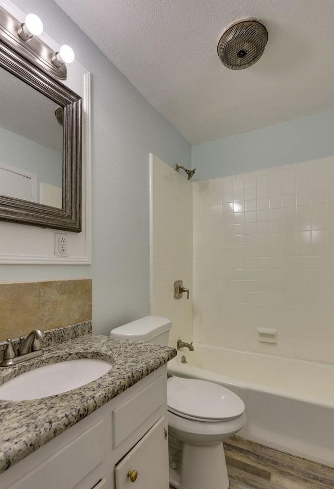 411 S Dooley St, Condo with 10 bedrooms, 5 bathrooms and 8 parking in Grapevine TX | Image 13