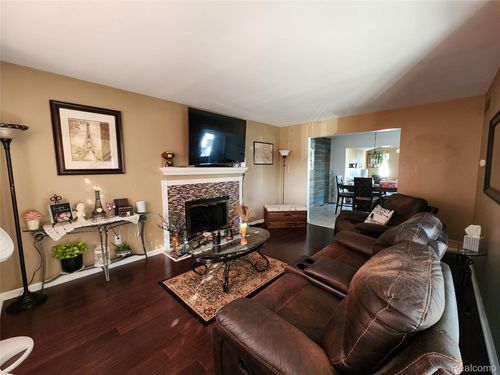 3955 Trumbull St, Trenton, MI, 48183-4102 | Card Image