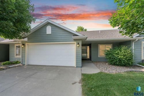 5303 W Eucalyptus Pl, Sioux Falls, SD, 57107-1092 | Card Image
