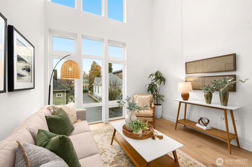222 10th Ave E, Seattle, WA, 98102 | Card Image