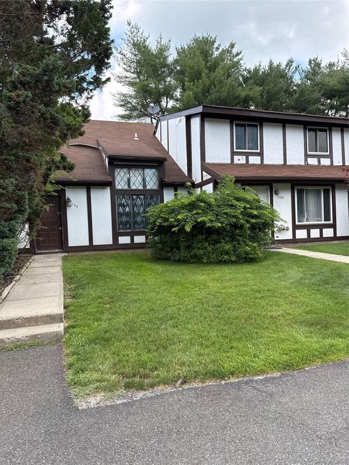 137 Fieldstone Ct, Middle Island, NY, 11953-1612 | Card Image