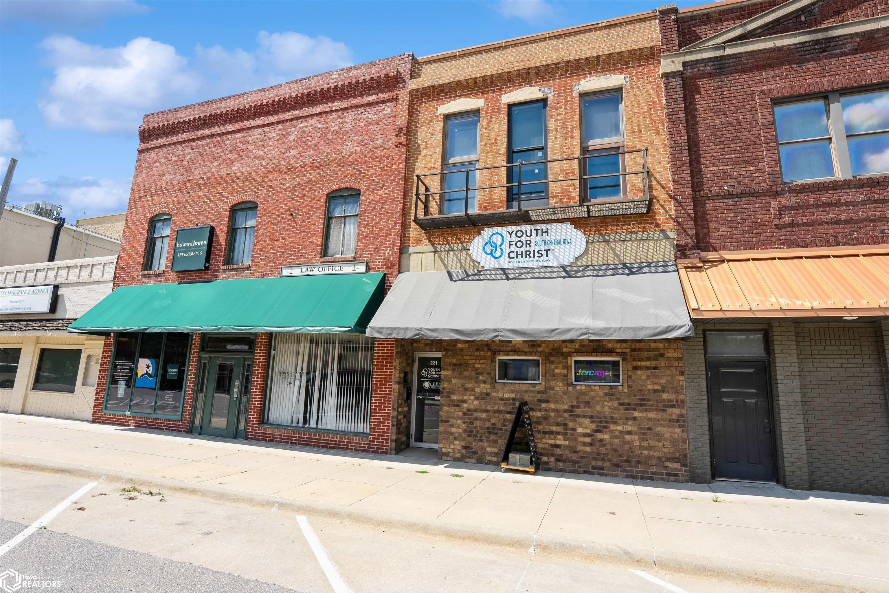 221 1St Ave E, Oskaloosa, IA 52577