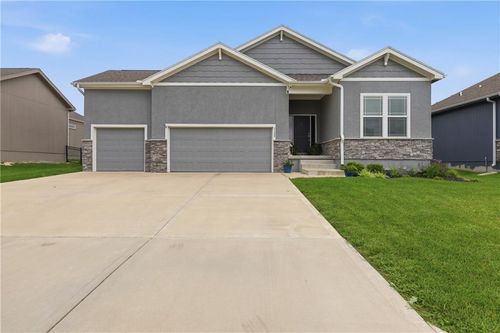 1122 Sw Cheshire Dr, Lee's Summit, MO, 64083-6120 | Card Image