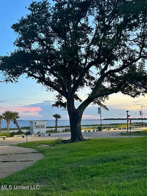 1607 Beach Blvd, Pascagoula, MS, 39567-7330 | Card Image