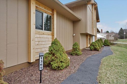 1365 Thistleridge Dr, Holly, MI, 48442-9605 | Card Image