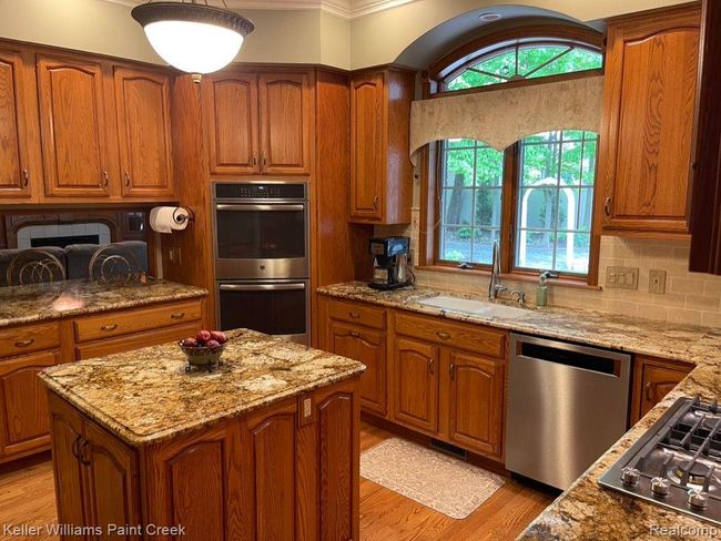 Kitchen w Stainless Appliances. | Image 6