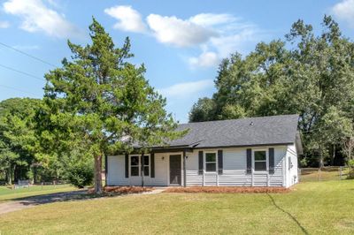 Ranch-style house with a front yard | Image 1