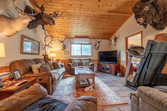 1077 Us Highway 89 S, House other with 3 bedrooms, 3 bathrooms and null parking in Gardiner MT | Image 14