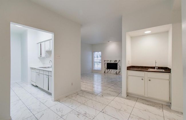 APT-3 - 1818 Augusta Dr, Townhouse with 2 bedrooms, 1 bathrooms and 1 parking in Houston TX | Image 7