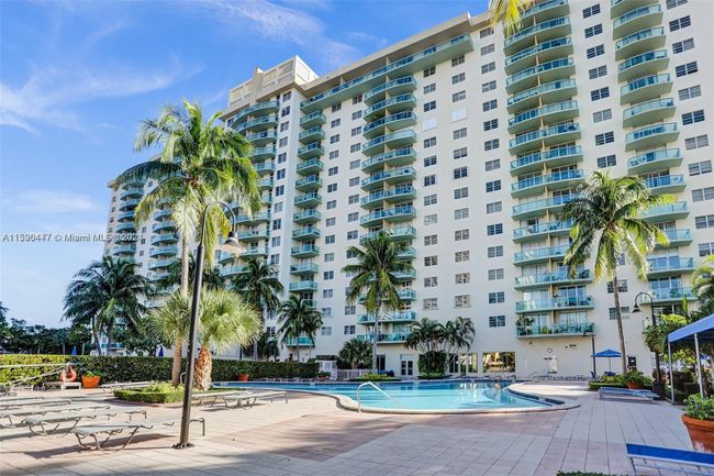 712 - 19390 Collins Ave, Condo with 1 bedrooms, 1 bathrooms and null parking in Sunny Isles Beach FL | Image 2