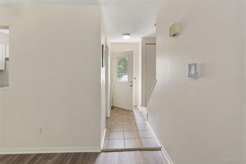 2764 Walden Woods Blvd, Jackson, MI, 49201-8115 | Card Image
