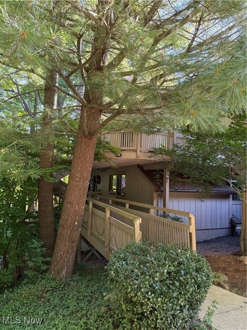 595 Meredith Ln, Cuyahoga Falls, OH, 44223-2586 | Card Image