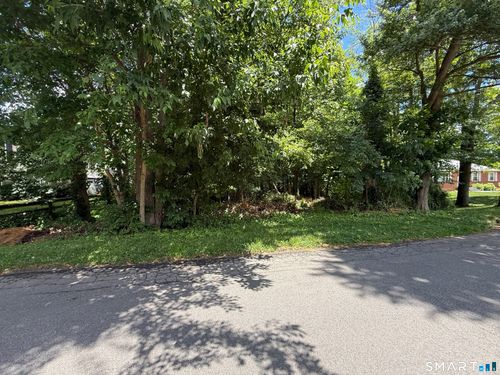 7 Flora St, New Fairfield, CT, 06812-2507 | Card Image