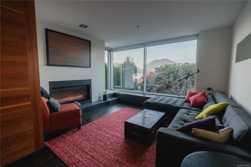 102-368 Main St, Tofino, BC, V0R2Z0 | Card Image