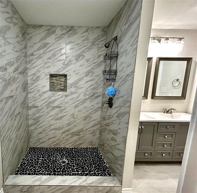 Walk-In Shower | Image 9