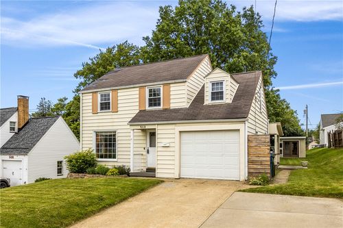 512 Pine Ave., Ellwood City - LAW, PA, 16117 | Card Image