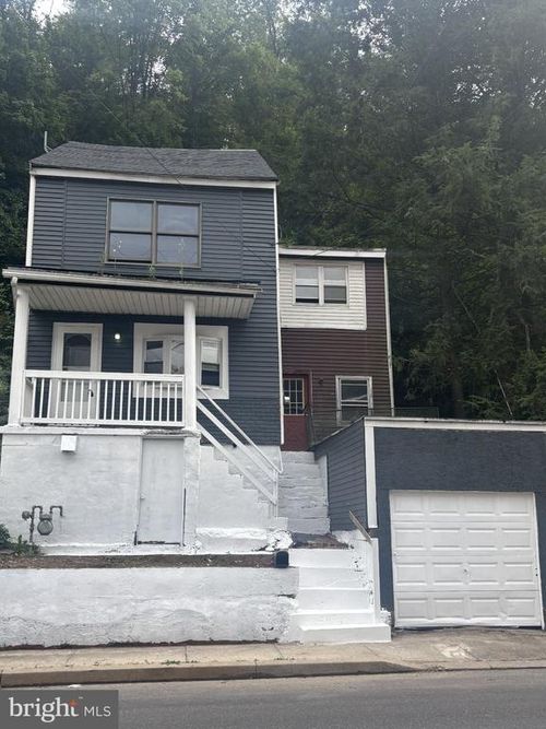 321 Peacock St, POTTSVILLE, PA, 17901-1121 | Card Image