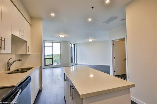 522-690 King St W, Kitchener, ON, N2H | Card Image