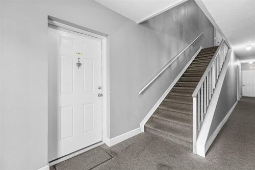 m105-9130 Tudor Dr, TAMPA, FL, 33615-3741 | Card Image