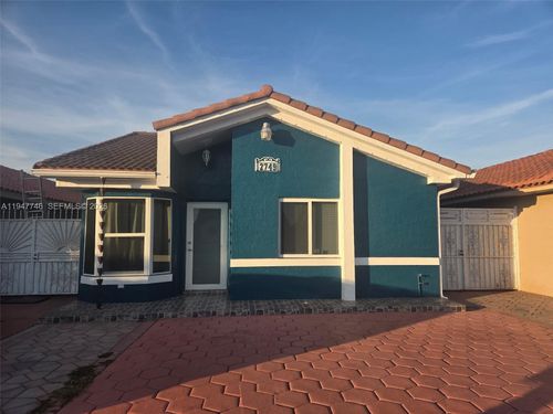 2749 W 73rd Pl, Hialeah, FL, 33016-5424 | Card Image