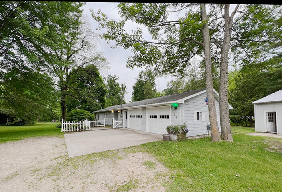 Gross Dr, Weidman, MI 48893