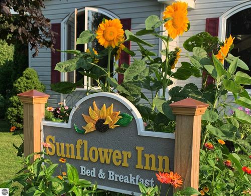 206 W Carpenter St, Charlevoix, MI, 49720-1614 | Card Image