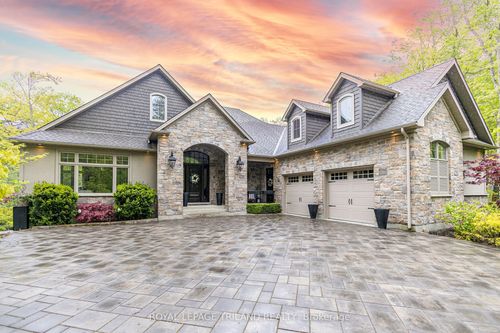 10445 Pinetree Dr, Lambton Shores, ON, N0M1T0 | Card Image