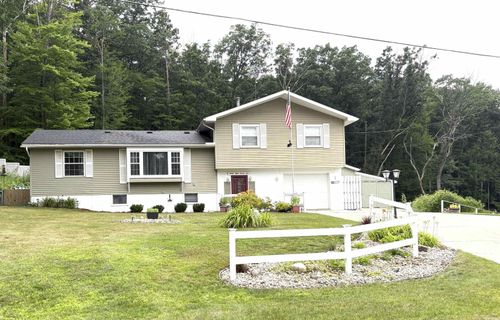 3825 Lapham Dr, Harrison, MI, 48625-8018 | Card Image