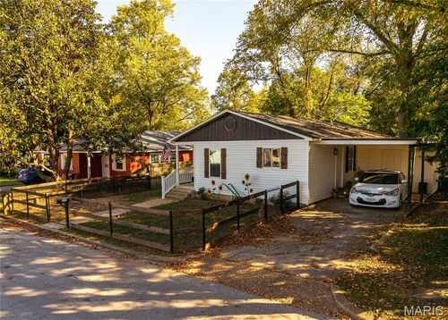 1052 6th St, West Plains, MO, 65775-2166 | Card Image
