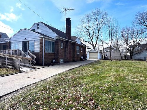 982 Dan St, Akron, OH, 44310-3461 | Card Image