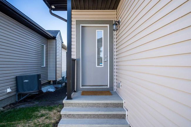 84 Walgrove Terrace Se, Home with 3 bedrooms, 2 bathrooms and 4 parking in Calgary AB | Image 3