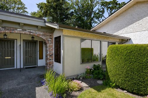 15-3968 Cedar Hill Rd, Saanich, BC, V8N3B8 | Card Image