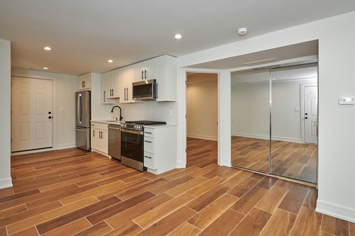 gn-5200 N Winthrop Avenue, Chicago, IL, 60640 | Card Image