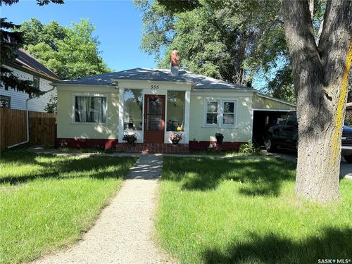 555 2nd St E, House with 3 bedrooms, 2 bathrooms and 2 parking in Shaunavon SK | Card Image