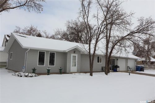 319 6th Ave W, Assiniboia, SK, S0H | Card Image