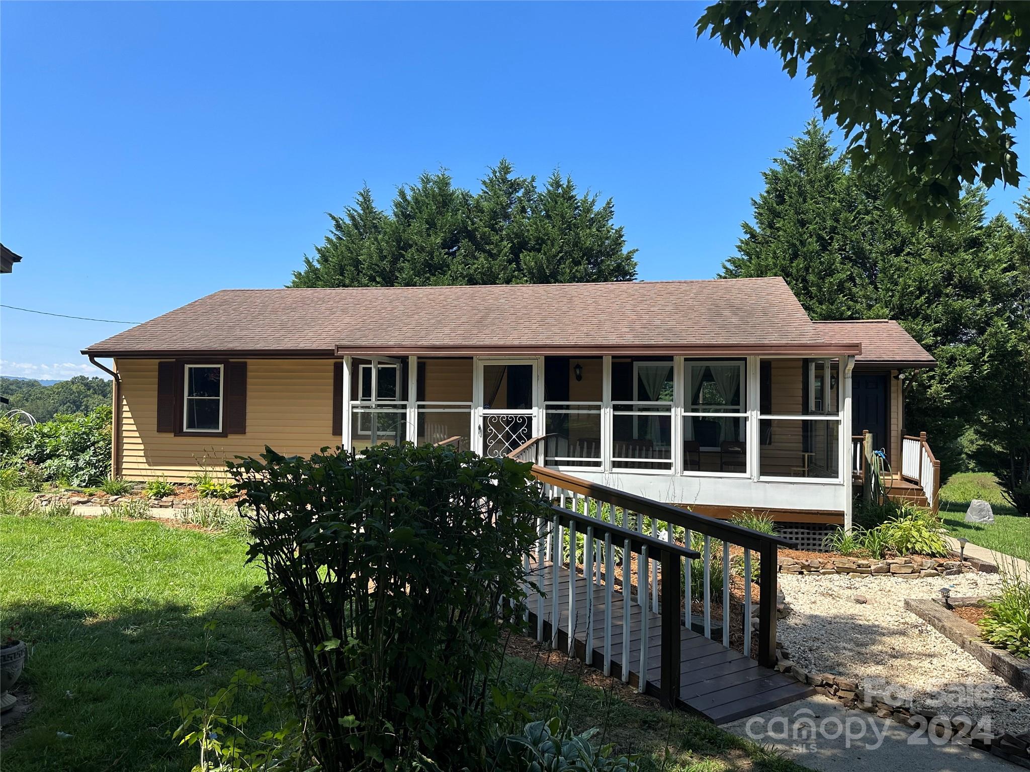 Albert Dr, Flat Rock, NC 28731