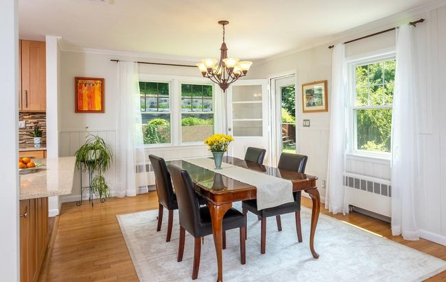 Dining area with 2 exposures | Image 6